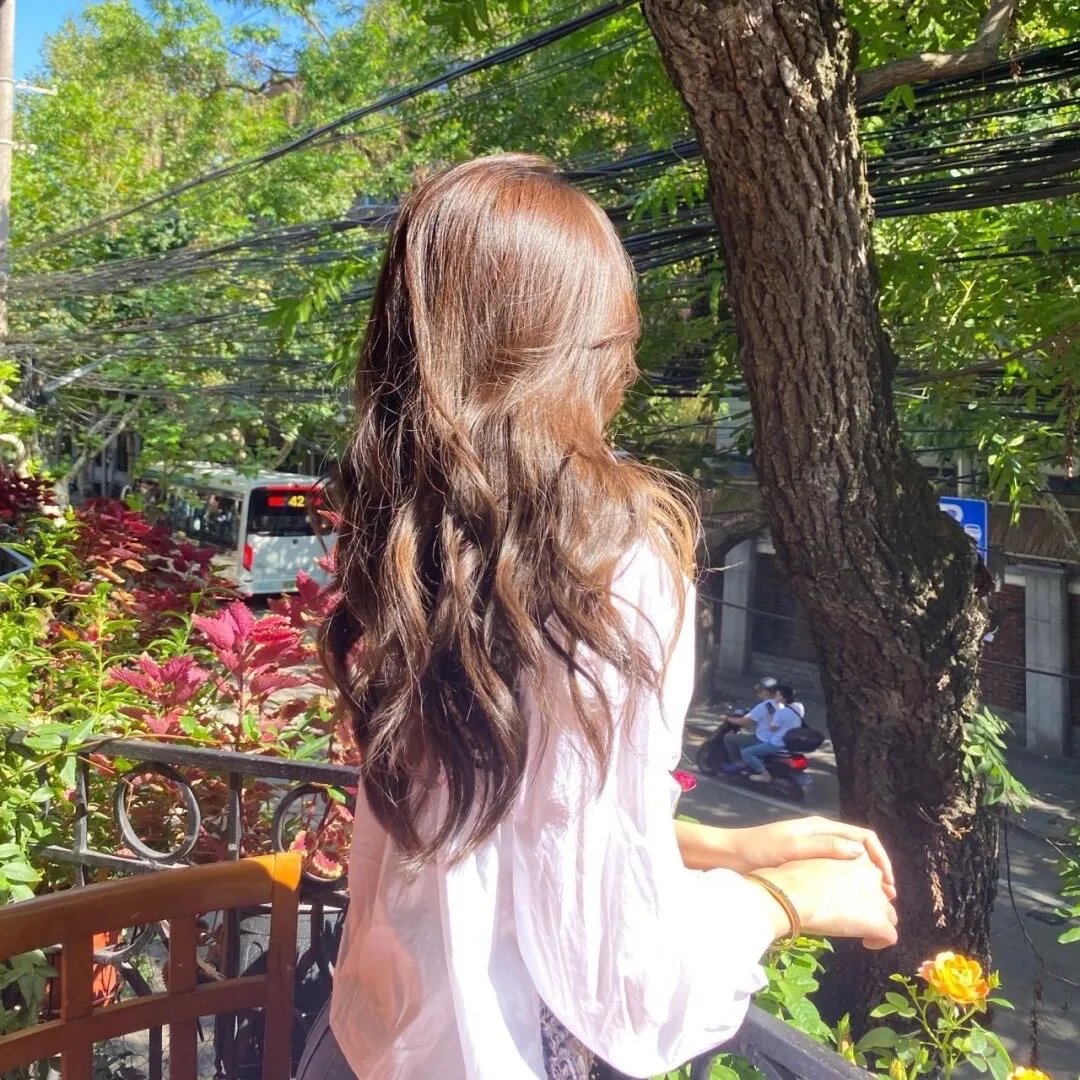 玻璃橱窗中的姑娘